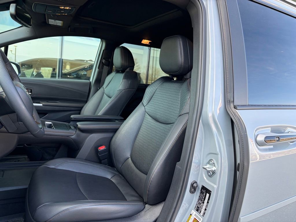 Used 2025 Toyota Sienna XLE Woodland Edition image 5
