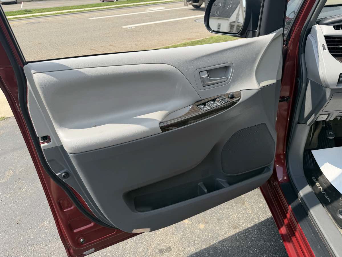 Used 2017 Toyota Sienna XLE AWD/4WD image 11