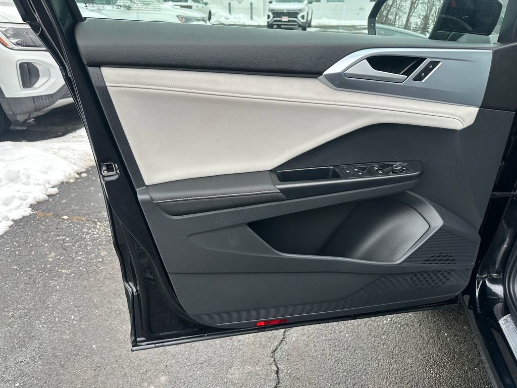 Used 2025 Volkswagen Taos SE w/ Panoramic Sunroof Package image 5