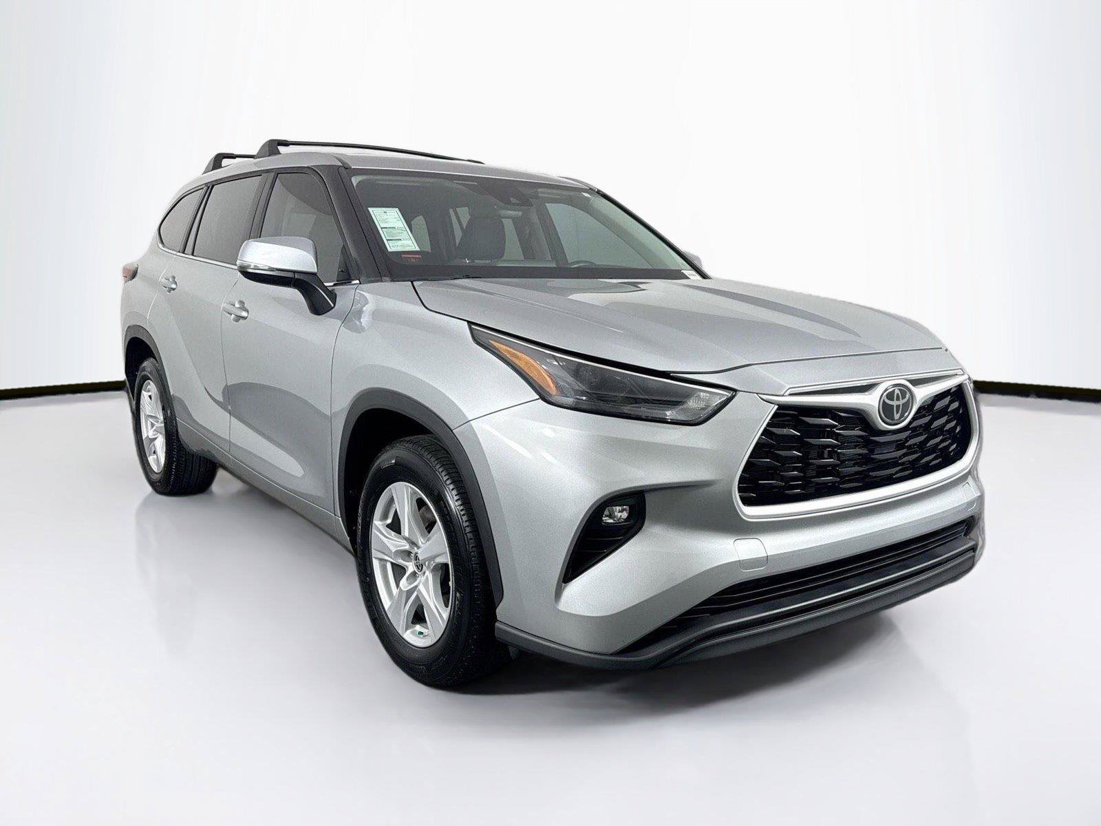 Used 2024 Toyota Highlander LE FWD image 4