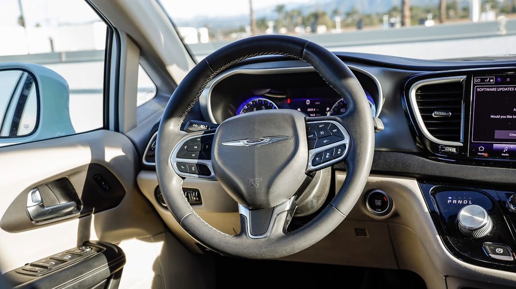 Used 2022 Chrysler Pacifica Touring-L FWD image 18