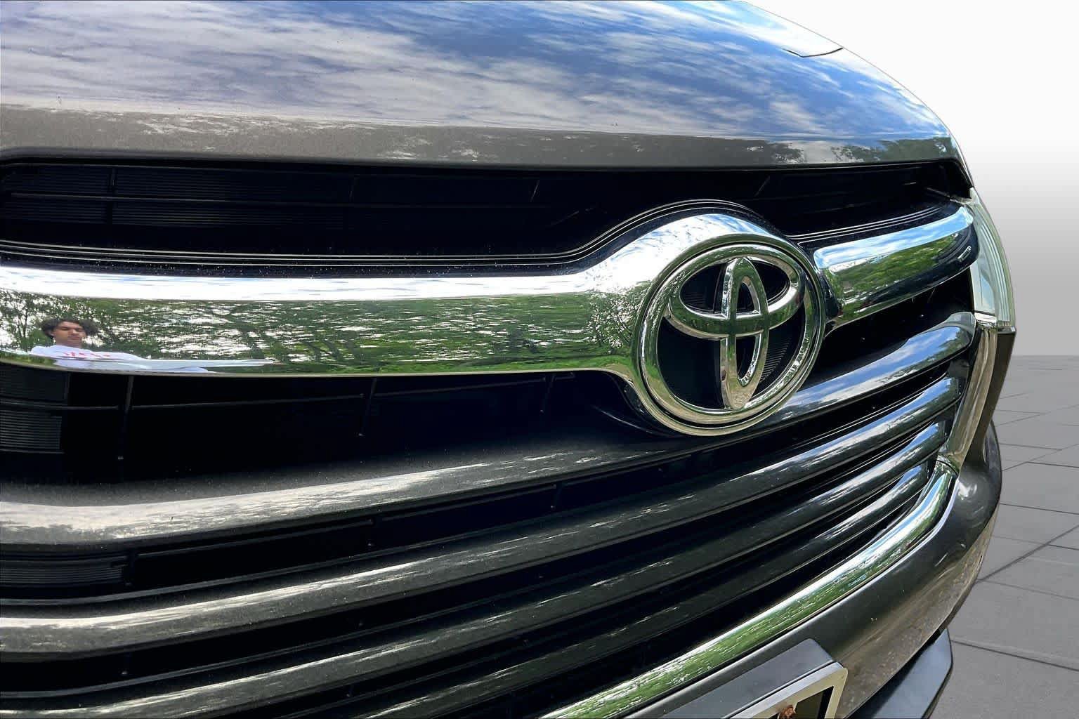 Used 2016 Toyota Highlander XLE AWD/4WD image 29