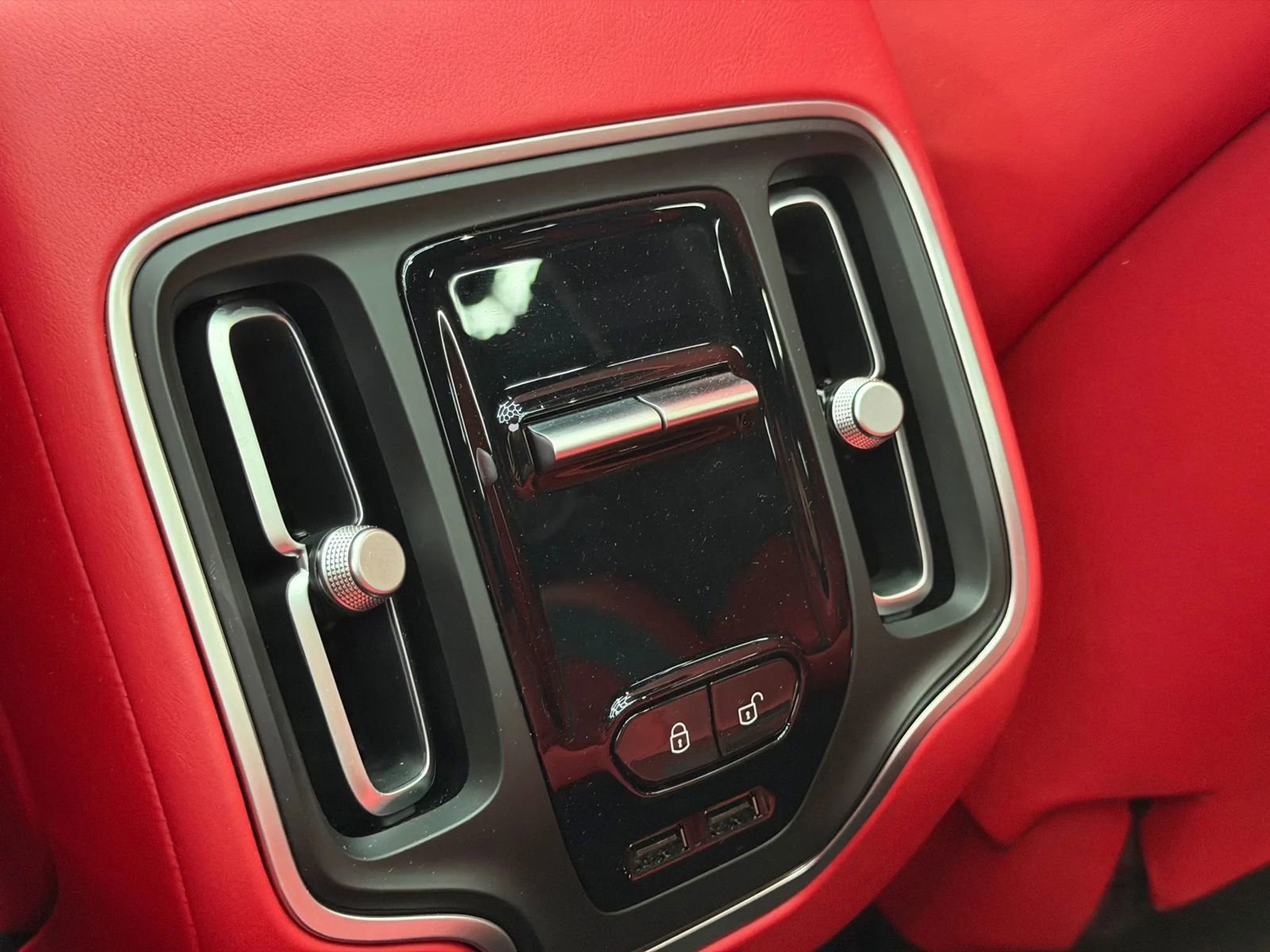 Used 2023 Aston Martin DBX image 34