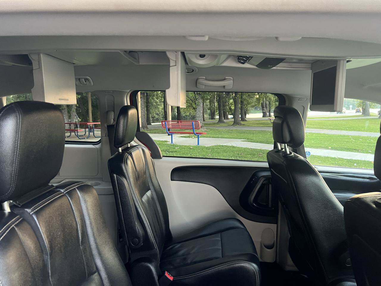 Used 2013 Chrysler Town & Country Touring FWD image 31