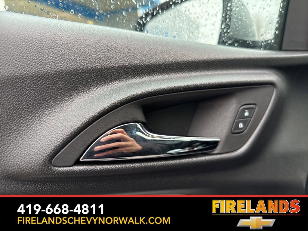 Used 2025 Chevrolet Trax LT w/ LT Convenience Package image 16