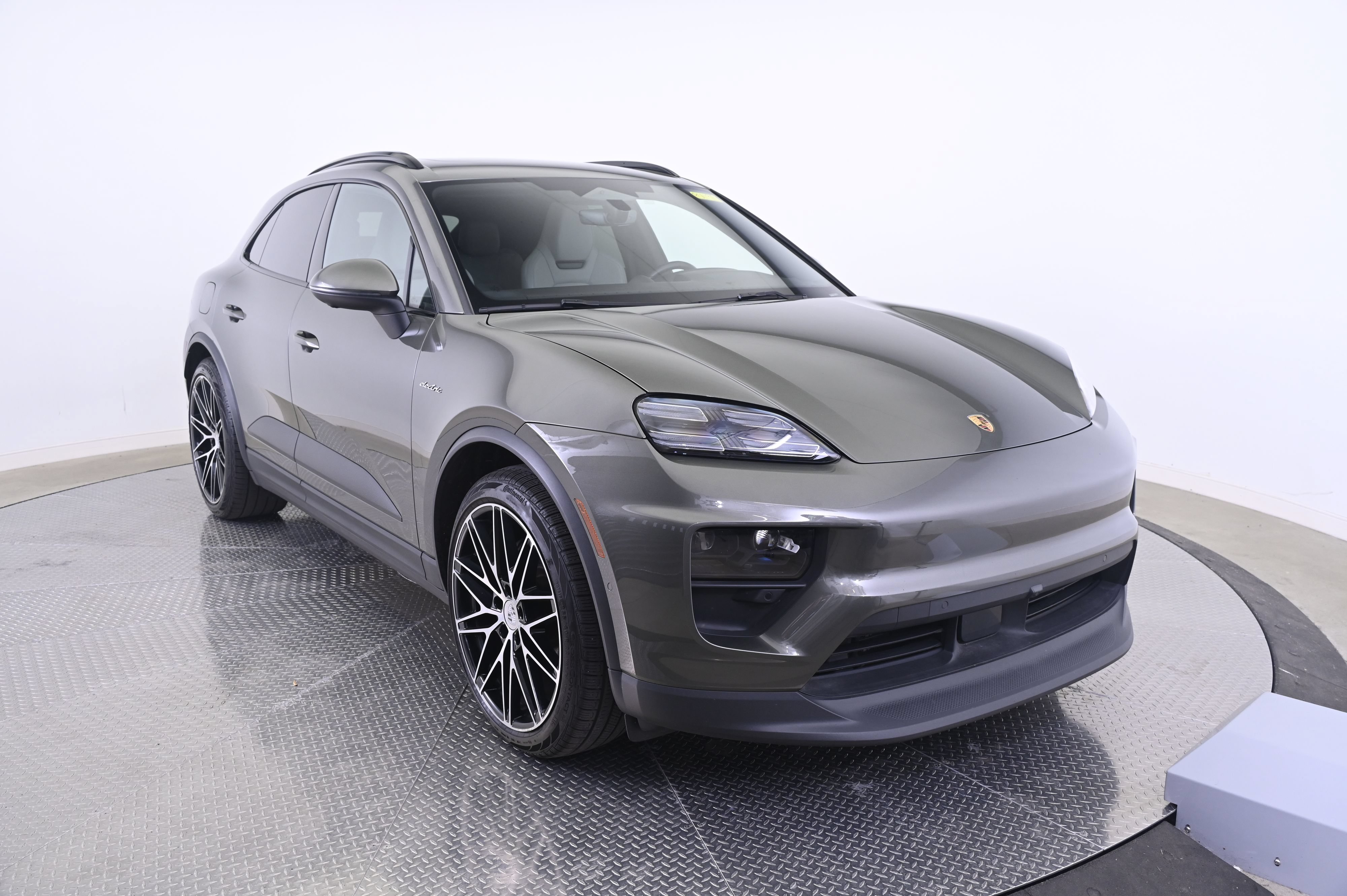 Certified 2024 Porsche Macan 4 Electric AWD/4WD image 9