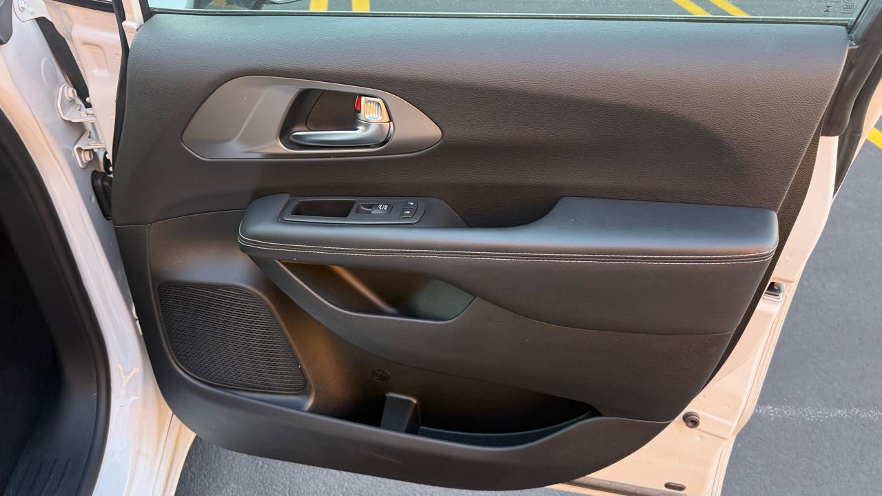 Used 2025 Chrysler Pacifica Select FWD image 22
