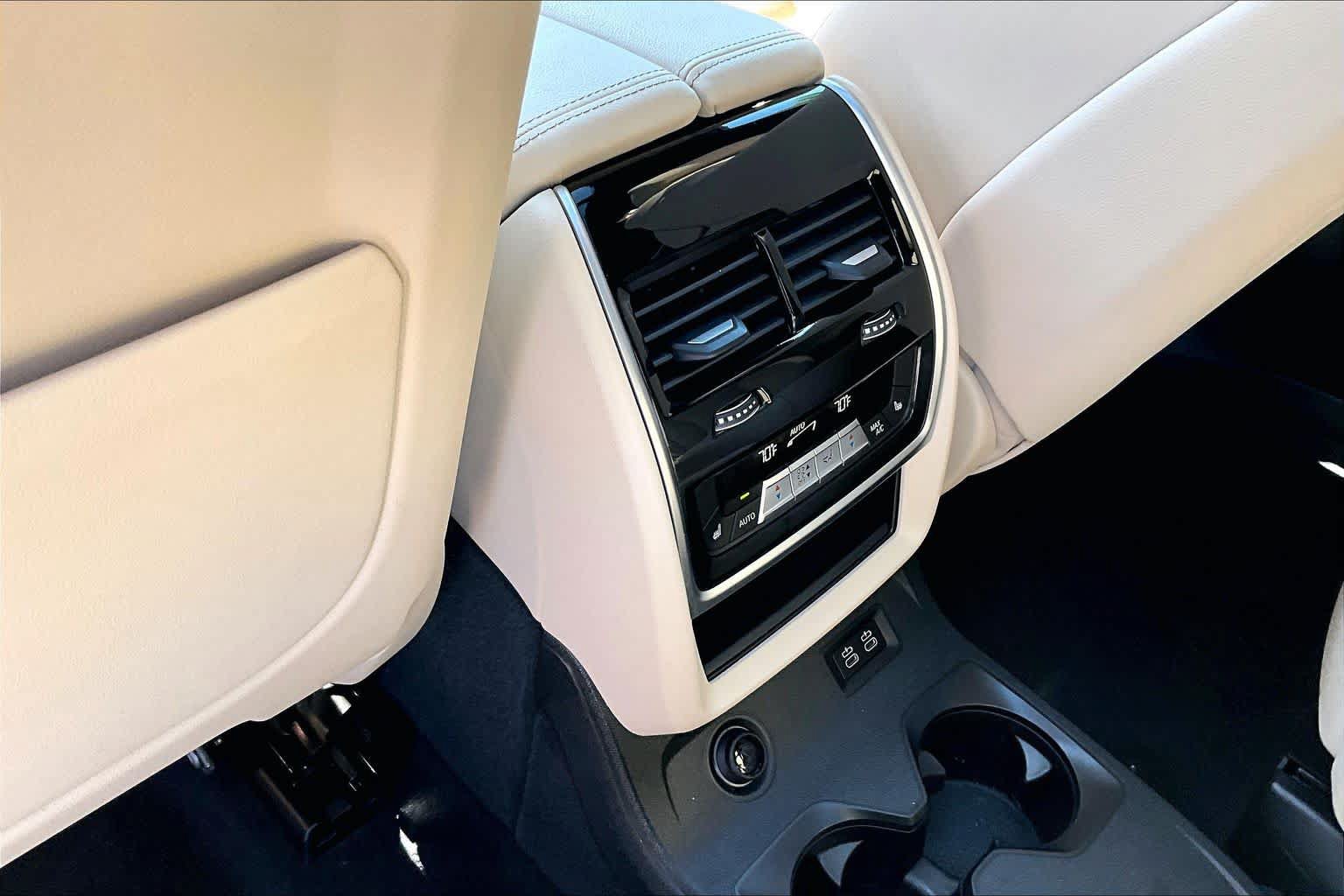 Used 2022 BMW X7 xDrive40i w/ Premium Package AWD/4WD image 38