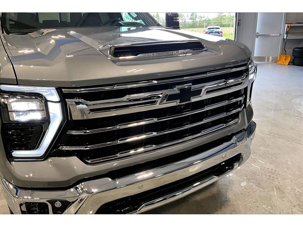 Used 2026 Chevrolet Silverado 2500 LTZ w/ LTZ Convenience Package AWD/4WD image 31