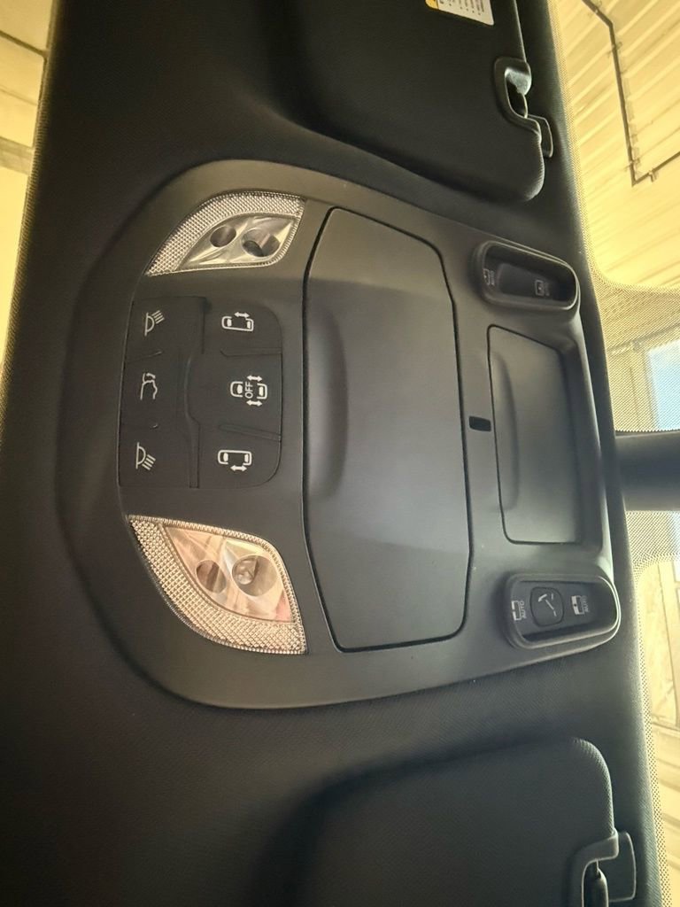 Used 2025 Chrysler Pacifica Limited image 35