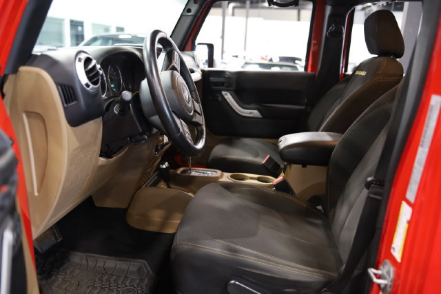 Used 2015 Jeep Wrangler Unlimited Sahara w/ Connectivity Group AWD/4WD image 9