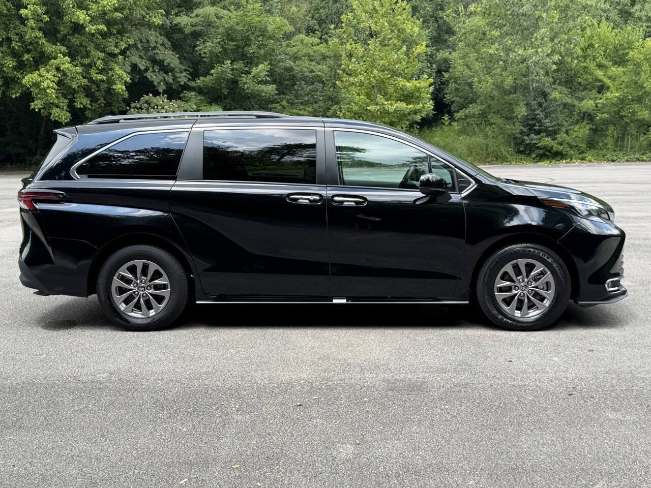 Used 2024 Toyota Sienna XLE FWD image 5