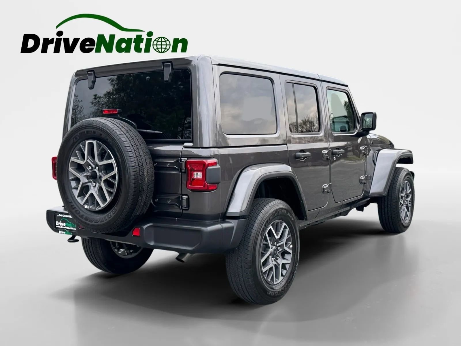 Used 2025 Jeep Wrangler Unlimited Sahara image 5