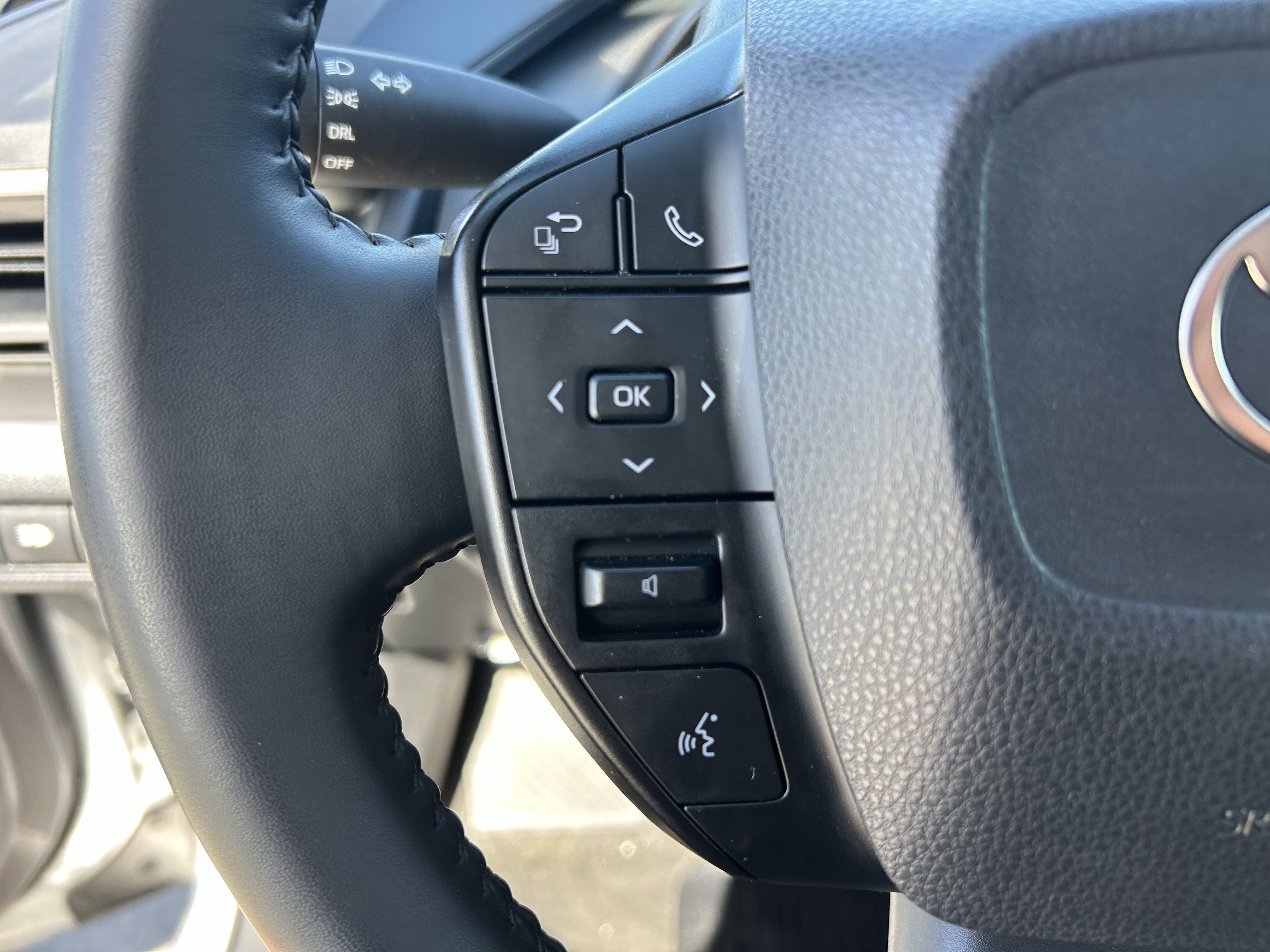 Certified 2025 Toyota Prius LE FWD image 25