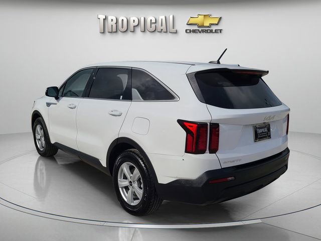 Used 2023 Kia Sorento LX FWD image 2