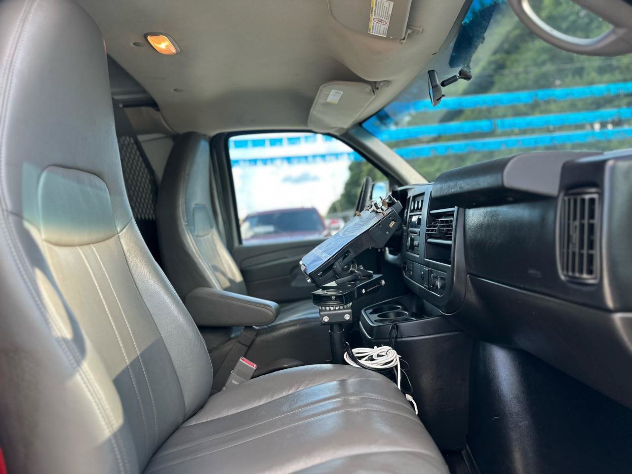 Used 2015 Chevrolet Express 2500 RWD image 15