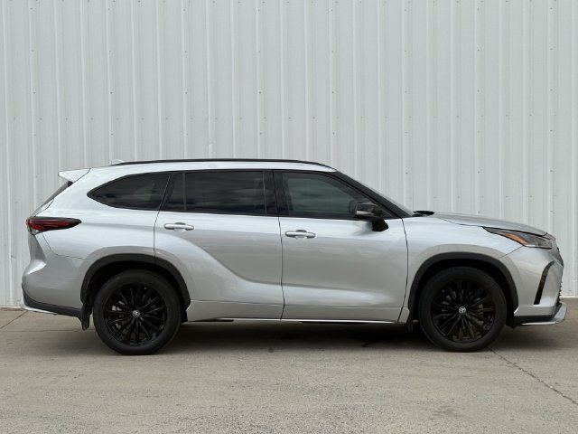 Used 2024 Toyota Highlander XSE FWD image 3