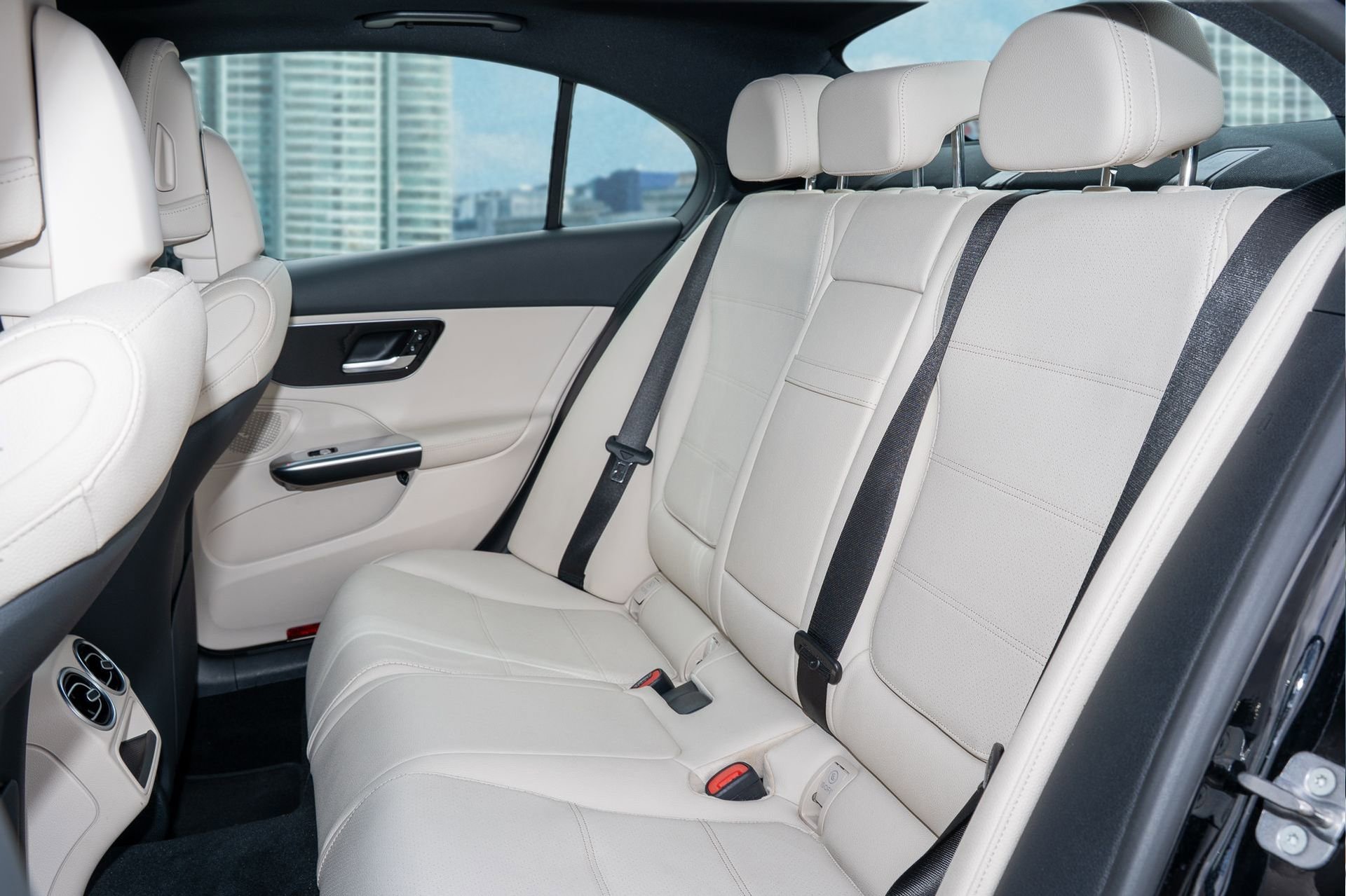 Used 2025 Mercedes-Benz C 300 4MATIC Sedan image 17