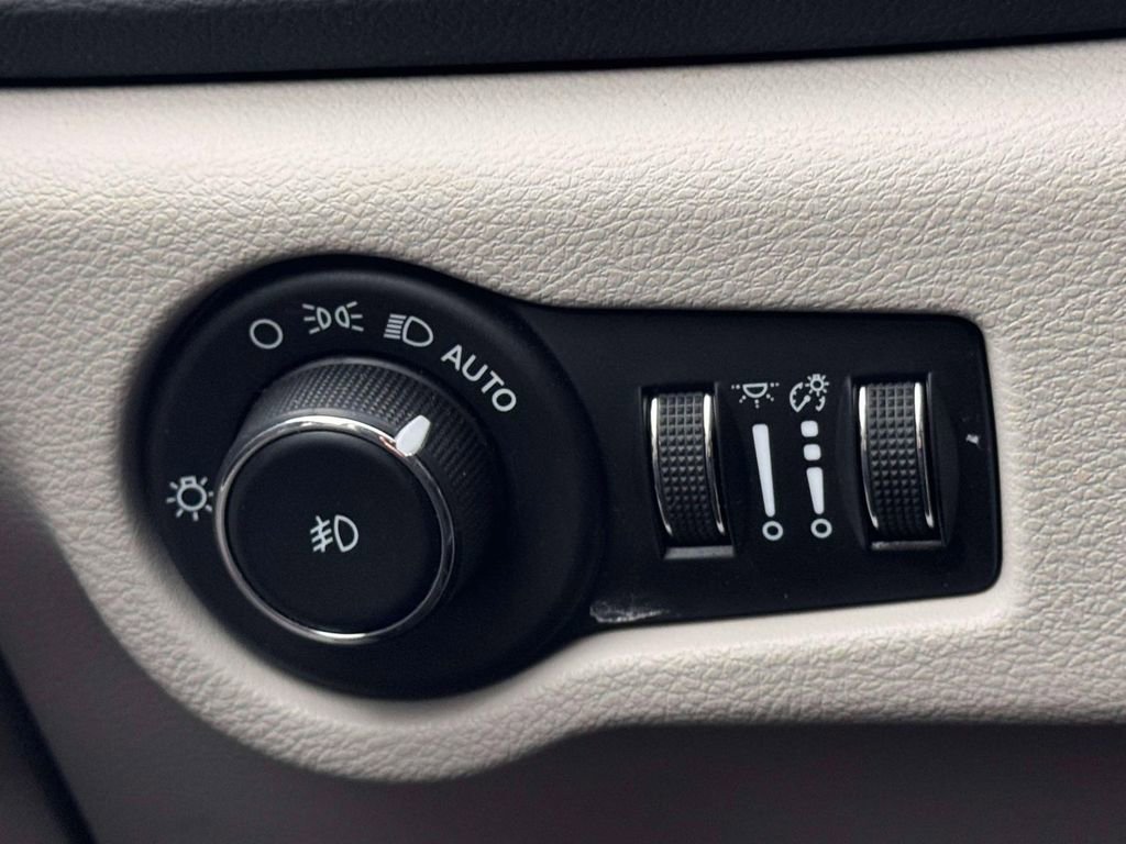 Used 2023 Chrysler Pacifica Touring-L image 17