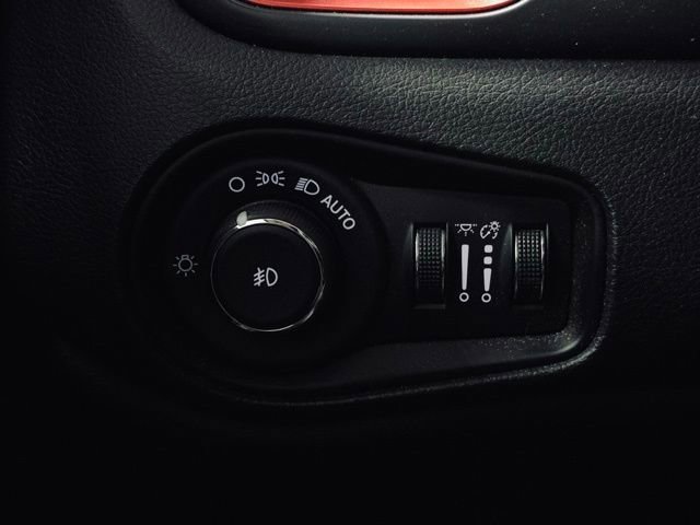 Used 2016 Jeep Renegade Trailhawk w/ Premium Trailhawk Package image 29