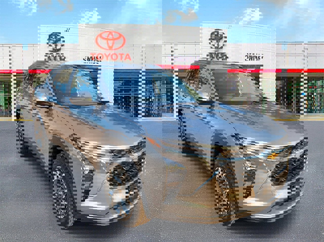 Used 2025 Chevrolet Trax LT w/ LT Convenience Package image 2