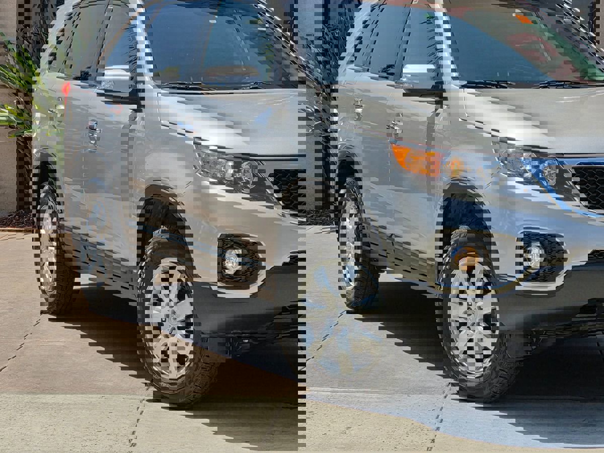 Used 2013 Kia Sorento LX w/ Third Row Pkg image 4