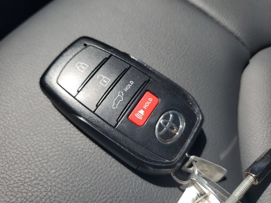 Used 2025 Toyota Highlander XLE FWD image 25