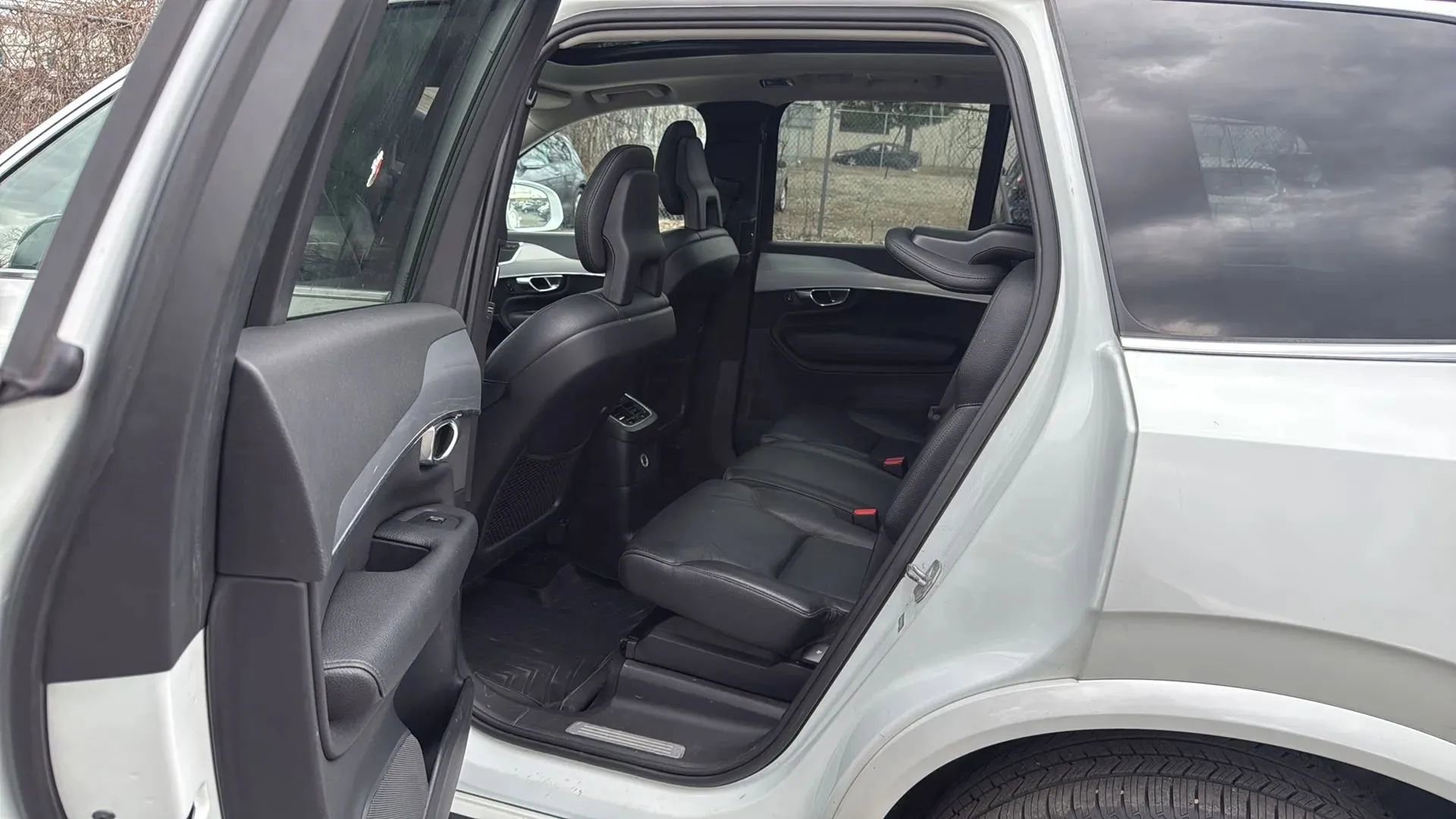 Used 2016 Volvo XC90 T8 Momentum w/ Vision Package image 27