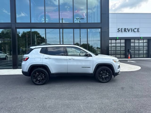 Used 2025 Jeep Compass Latitude w/ Convenience Group AWD/4WD image 2