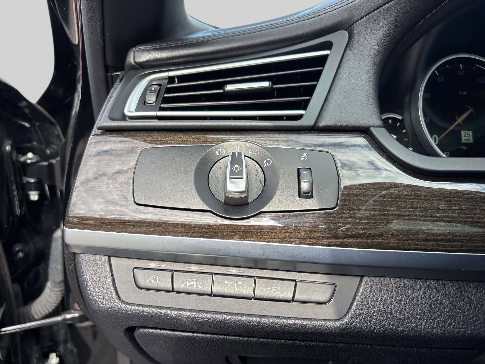 Used 2015 BMW 750Li xDrive image 16