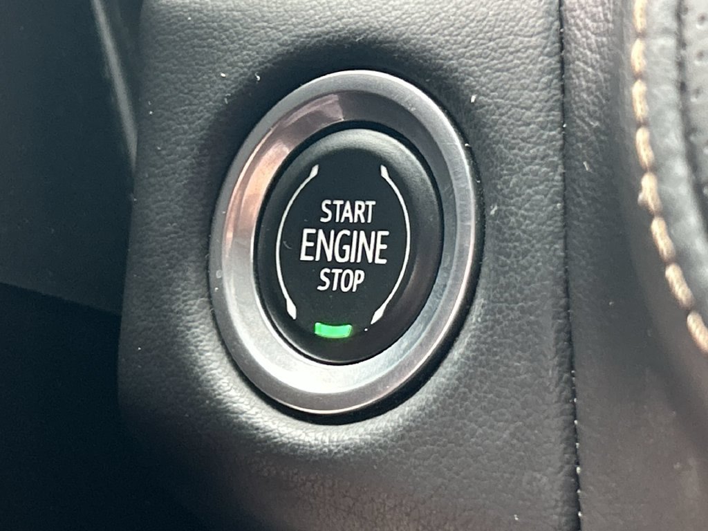 Used 2023 GMC Yukon AT4 w/ Technology Package AWD/4WD image 17
