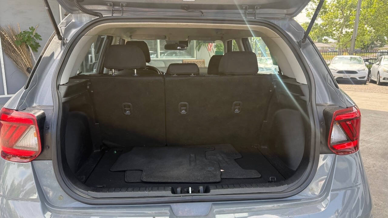 Used 2020 Hyundai Venue SE FWD image 16