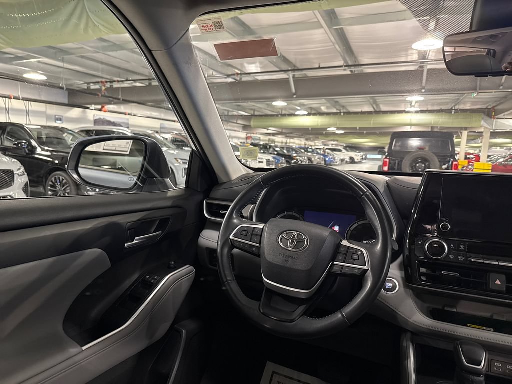 Used 2023 Toyota Highlander XLE AWD/4WD image 23