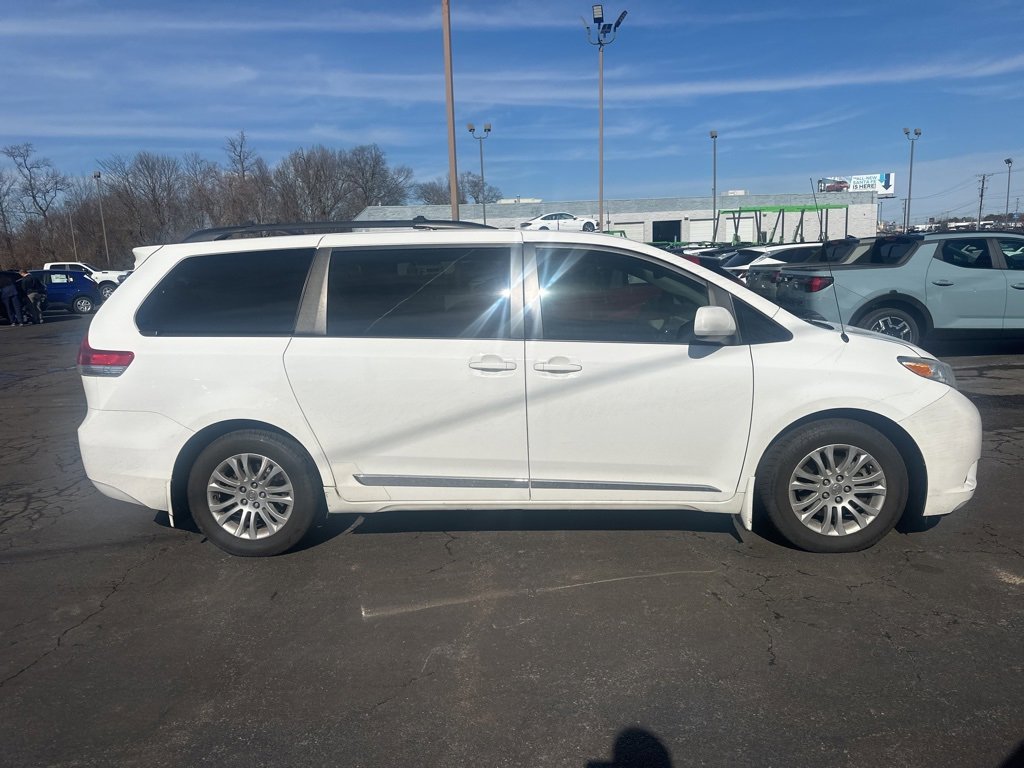 Used 2012 Toyota Sienna image 2