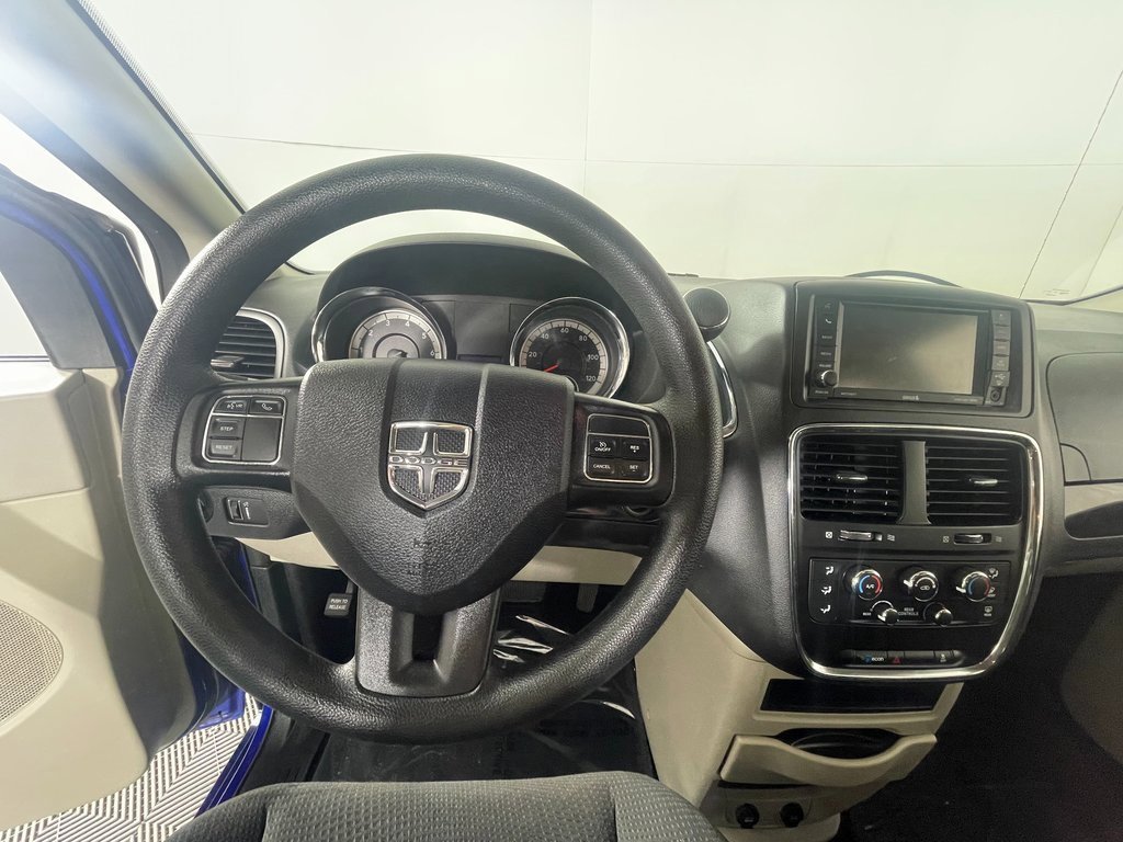 Used 2018 Dodge Grand Caravan SE w/ UConnect Hands-Free Group image 15