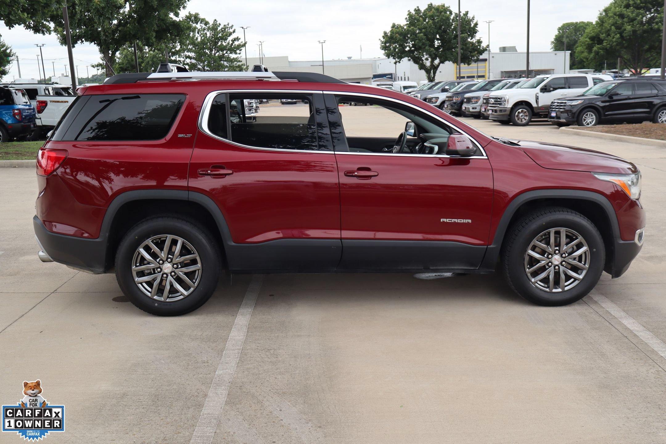 Used 2017 GMC Acadia SLT FWD image 2