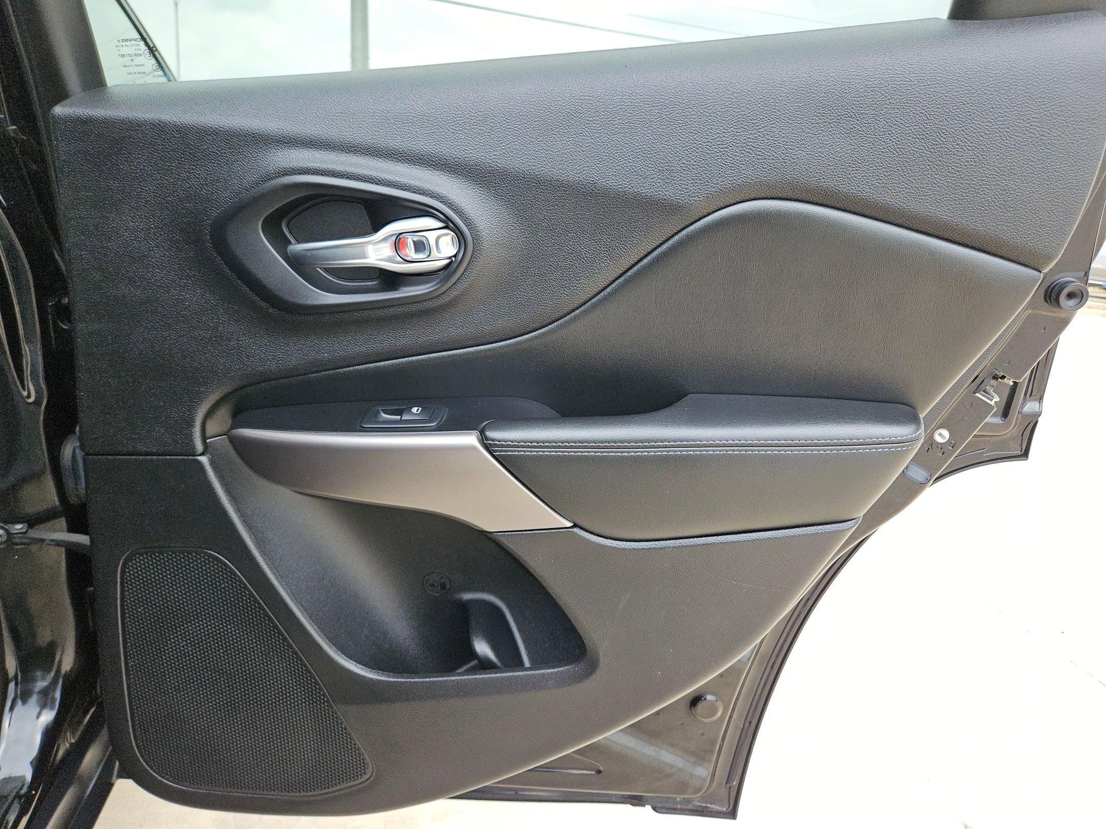 Used 2021 Jeep Cherokee Latitude w/ Mopar Interior Package image 26