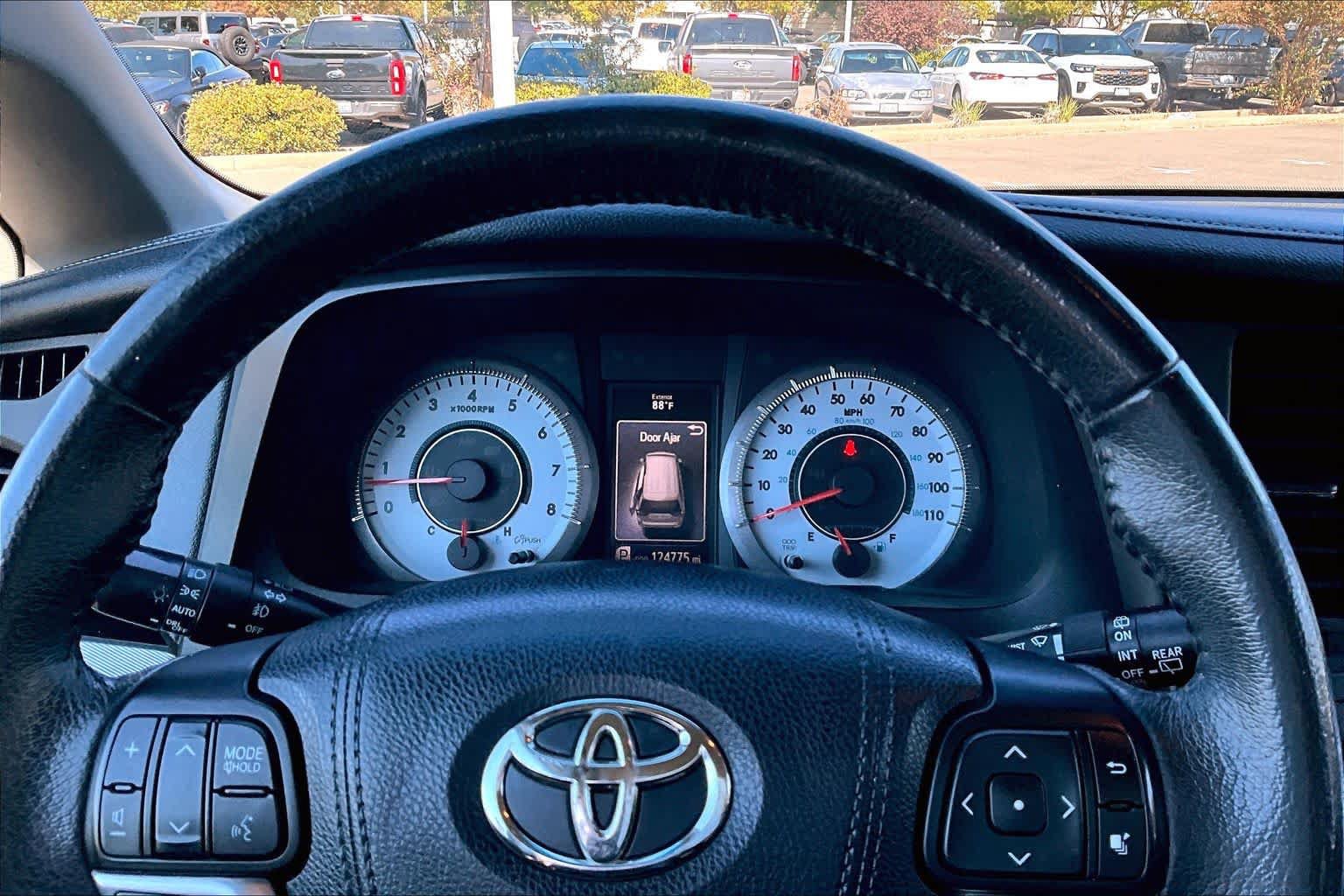 Used 2017 Toyota Sienna SE w/ SE Preferred Package FWD image 25