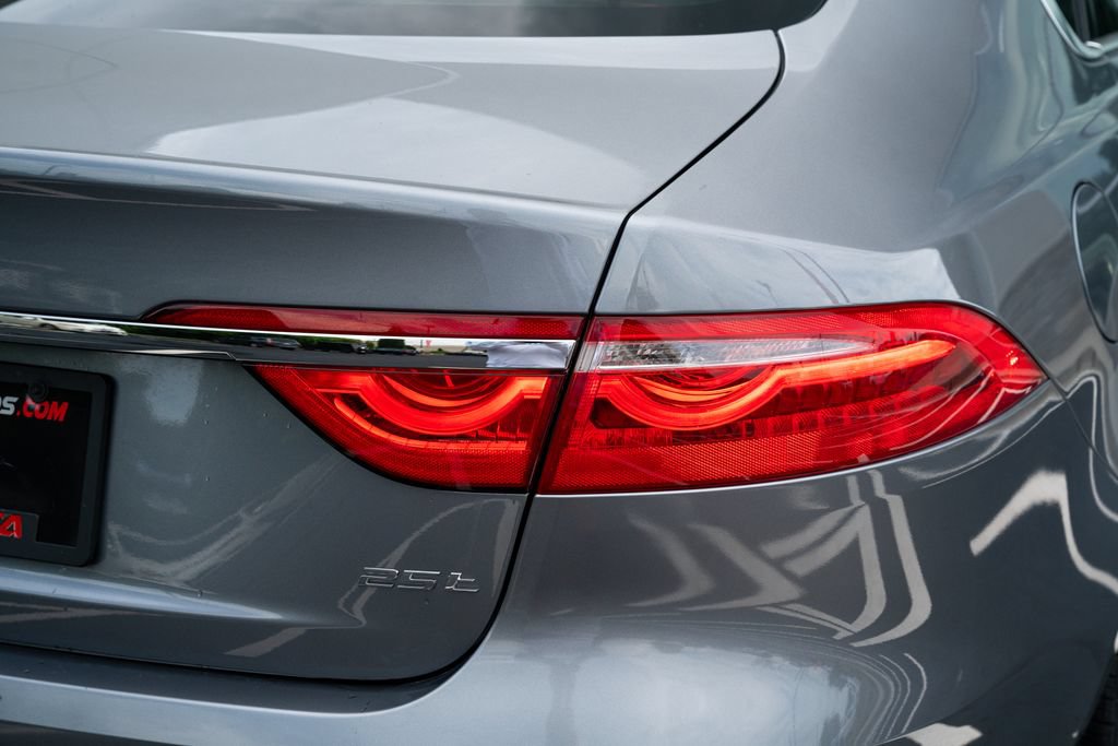 Used 2020 Jaguar XF Premium RWD image 13