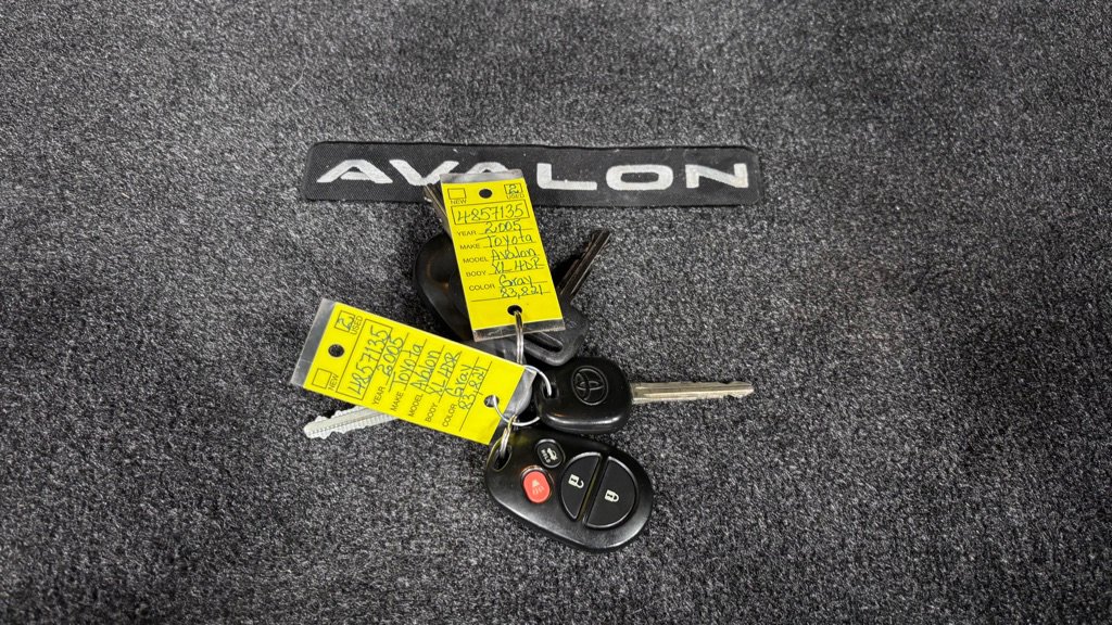 Used 2005 Toyota Avalon XLS image 34
