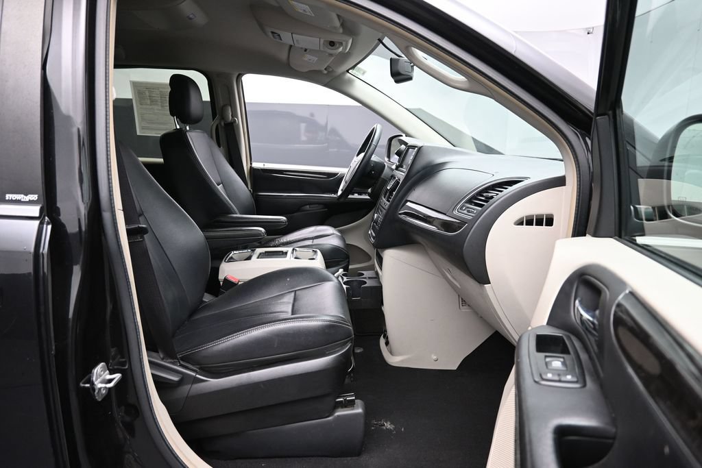 Used 2014 Chrysler Town & Country Touring FWD image 27