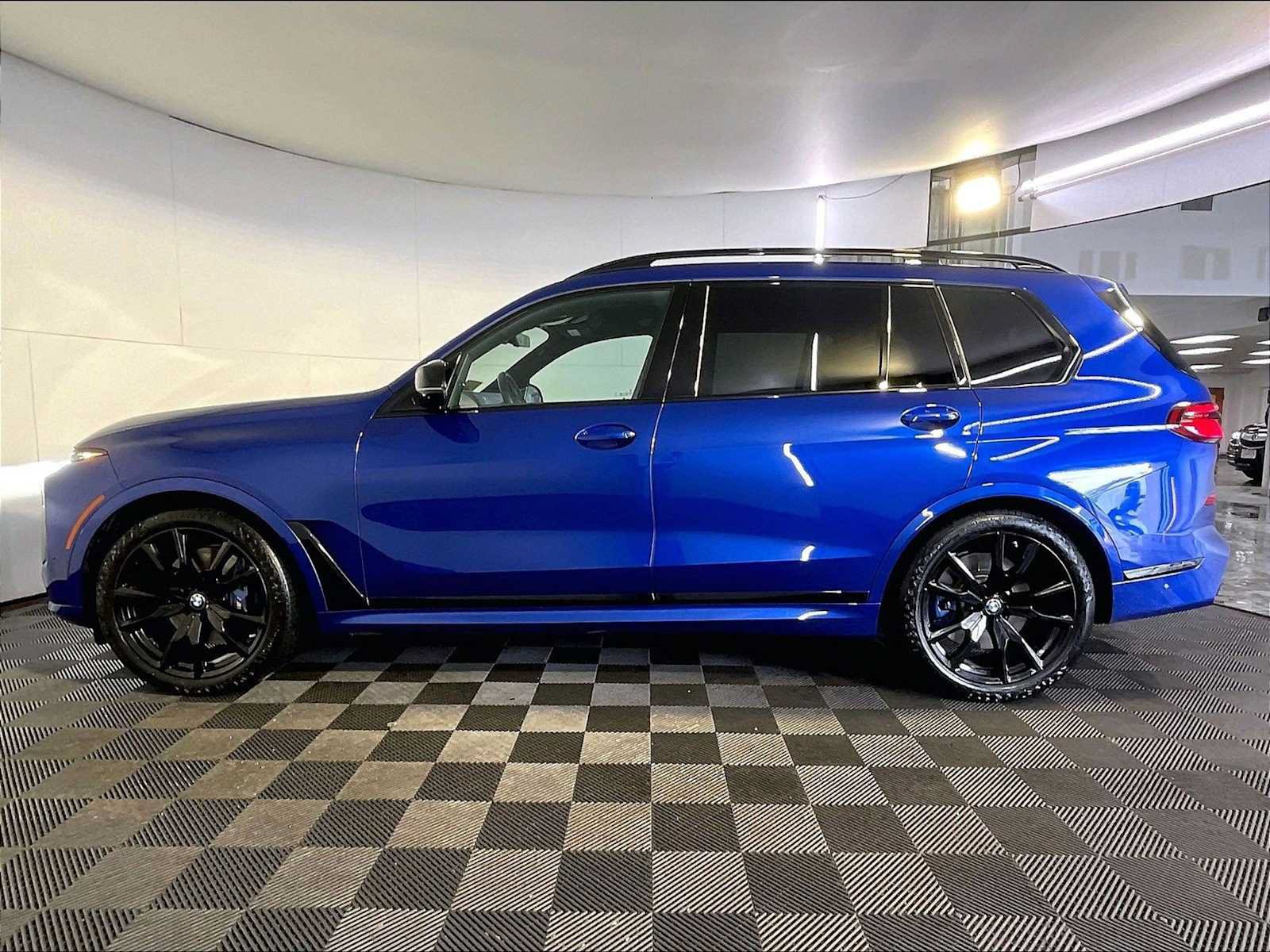Used 2025 BMW X7 M60i w/ Executive Package AWD/4WD image 2