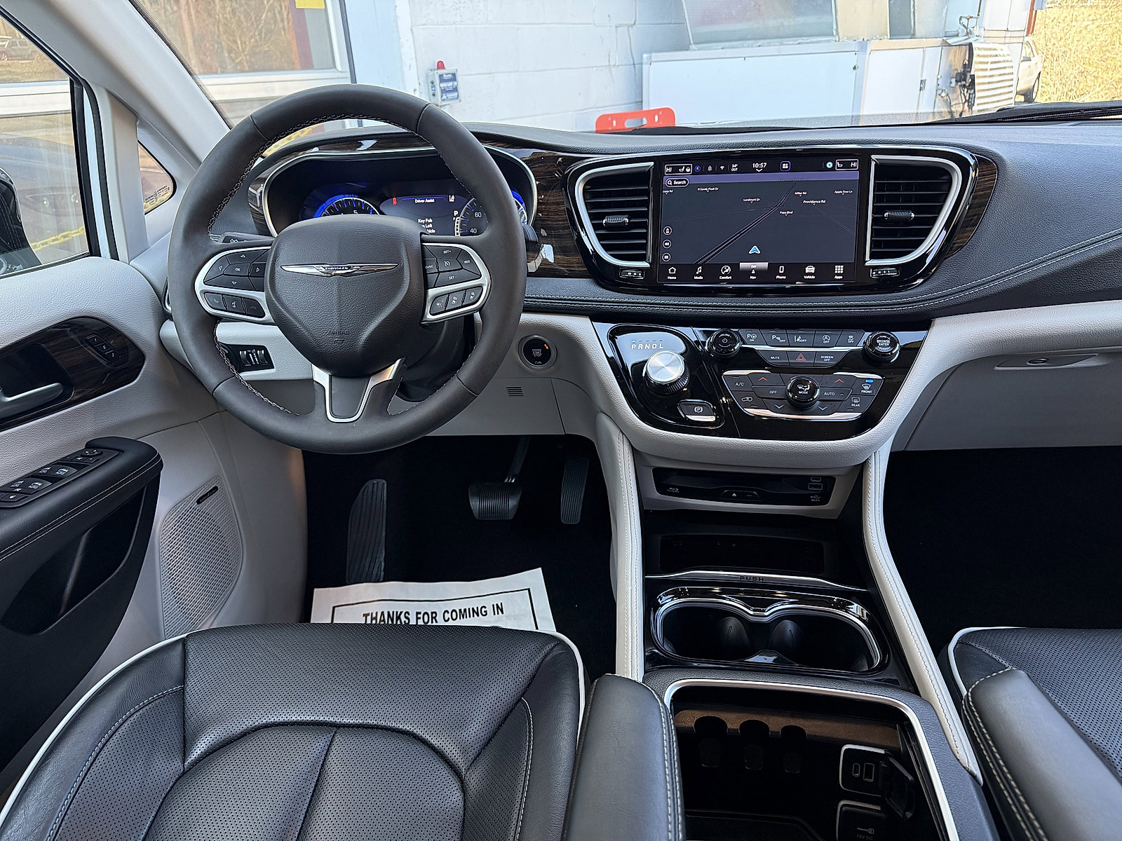 Used 2023 Chrysler Pacifica Limited w/ Uconnect Theater Family Group image 12