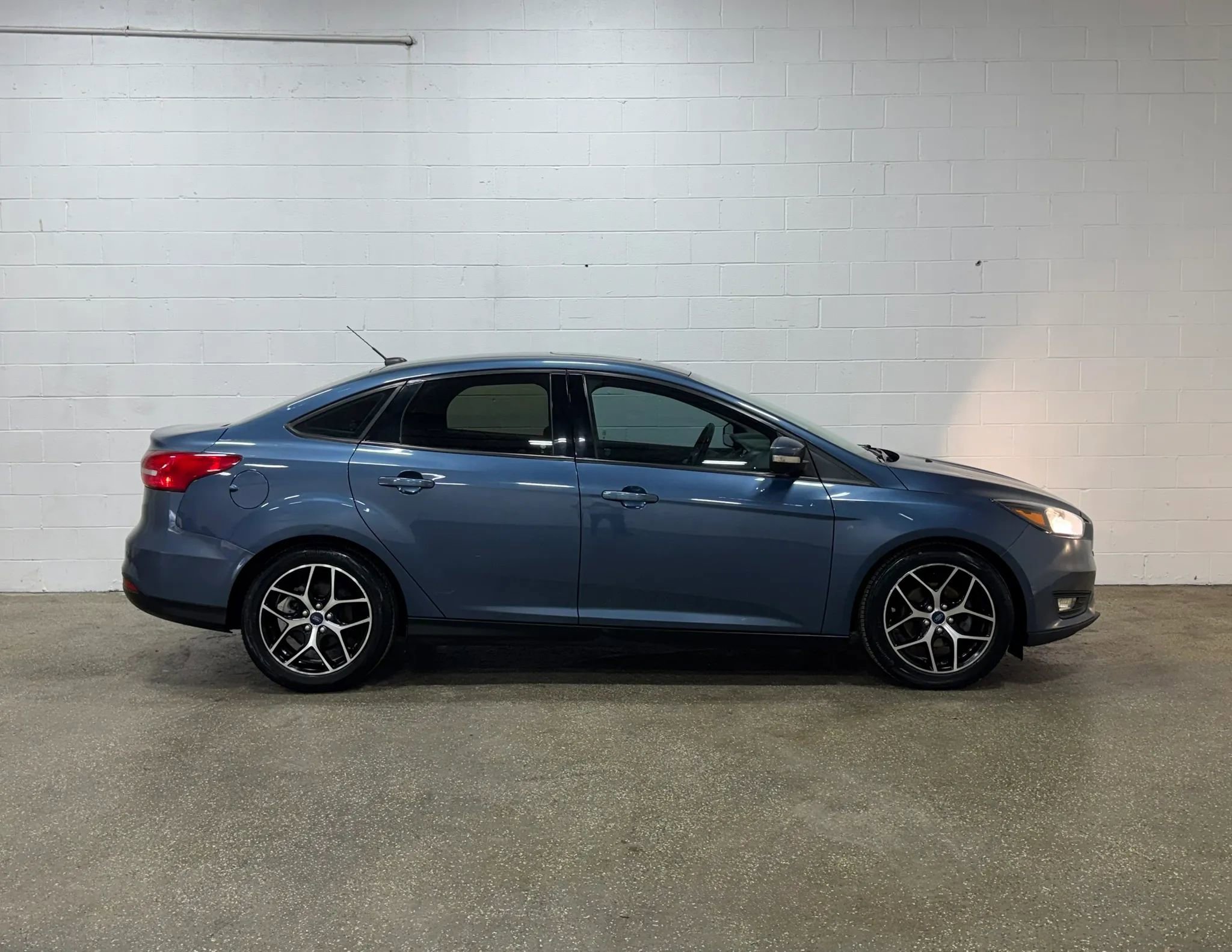 Used 2018 Ford Focus SEL w/ Cold Weather Package FWD image 2