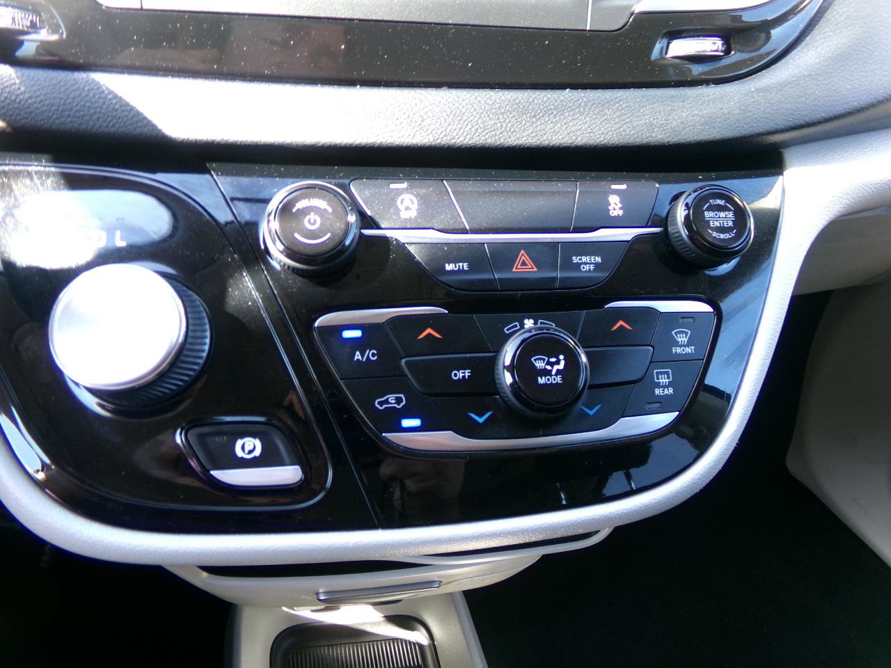 Used 2022 Chrysler Voyager LX FWD image 27