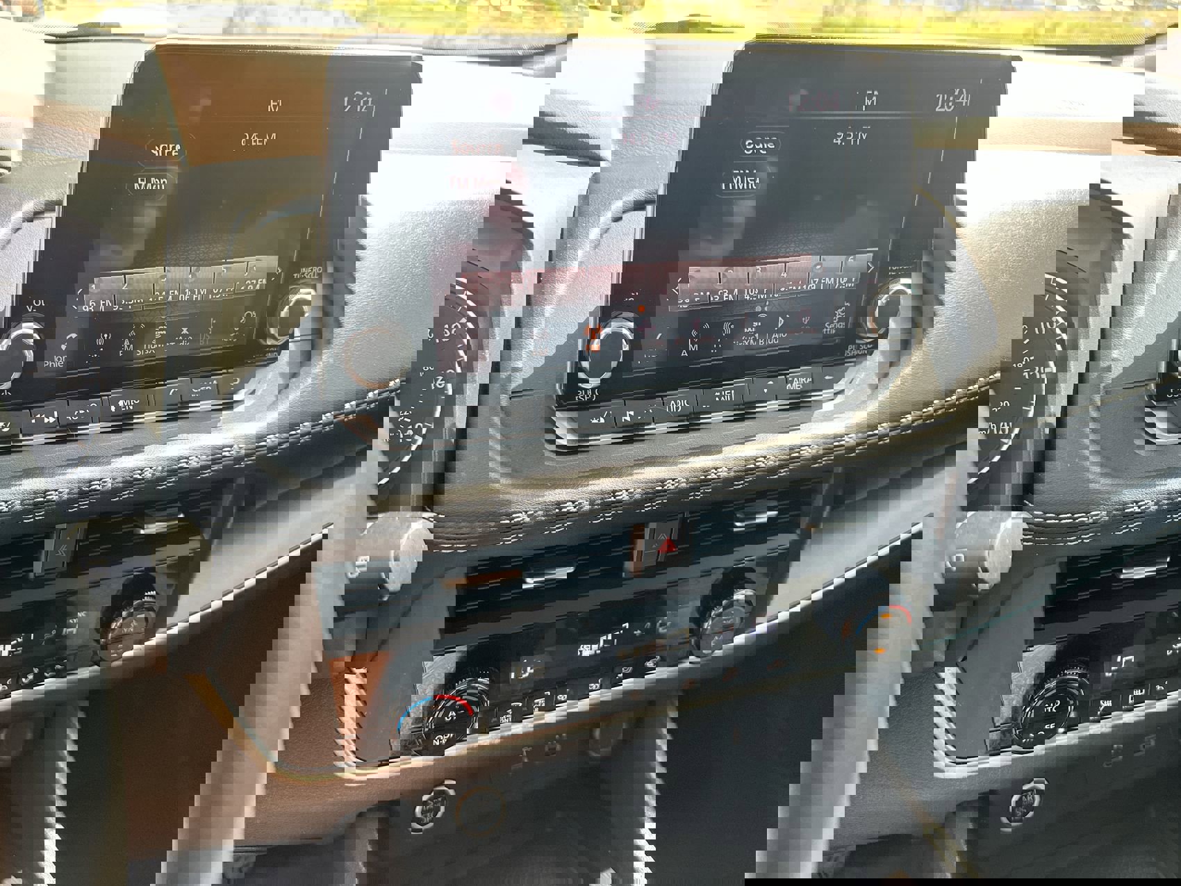 Used 2023 Nissan Rogue SV image 16