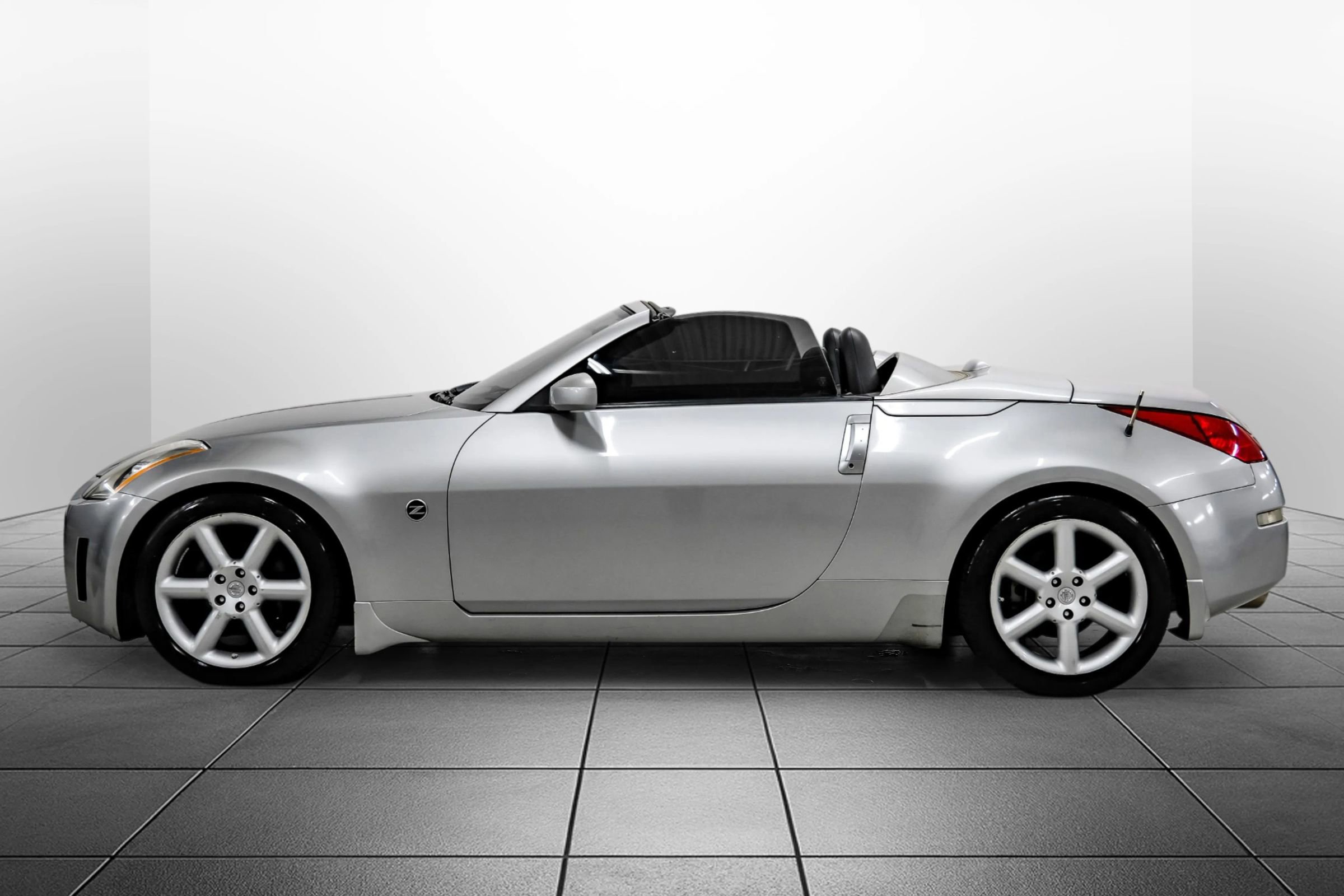Used 2005 Nissan 350Z Touring RWD image 11