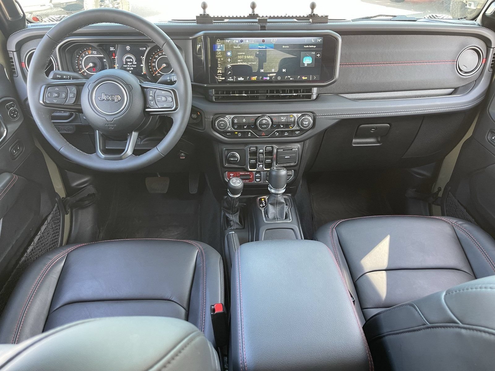 Used 2025 Jeep Gladiator Rubicon AWD/4WD image 16