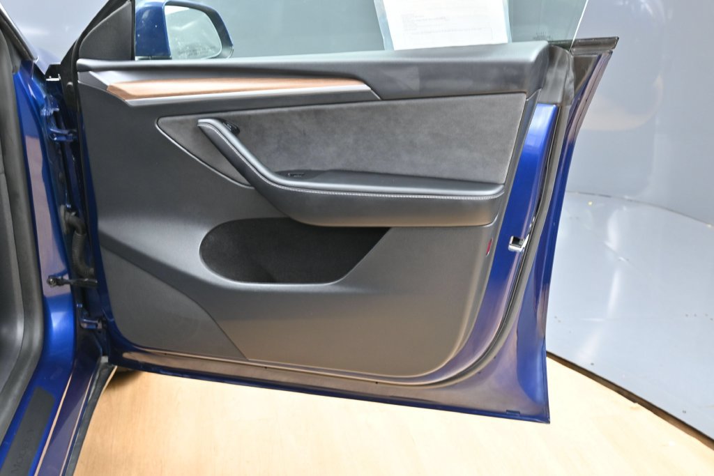 Used 2025 Tesla Model Y Long Range RWD image 38