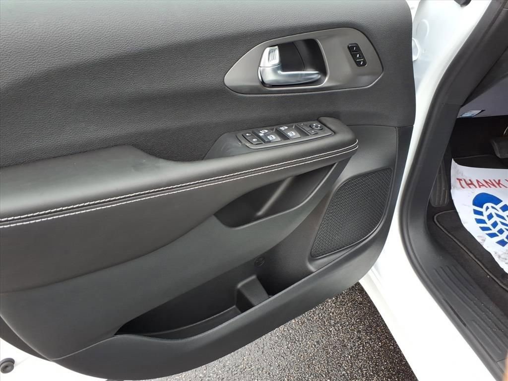 New 2026 Chrysler Pacifica Select image 11